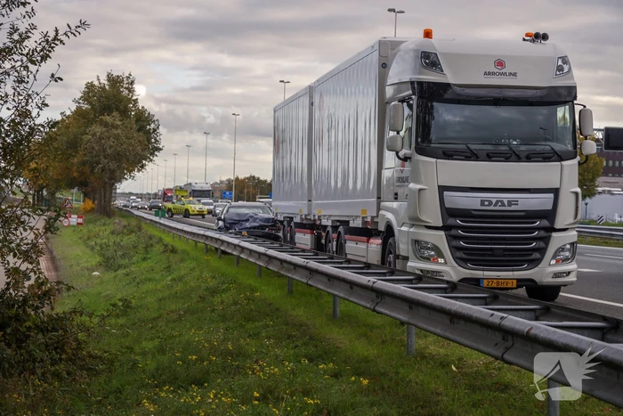 Auto botst op vrachtwagen