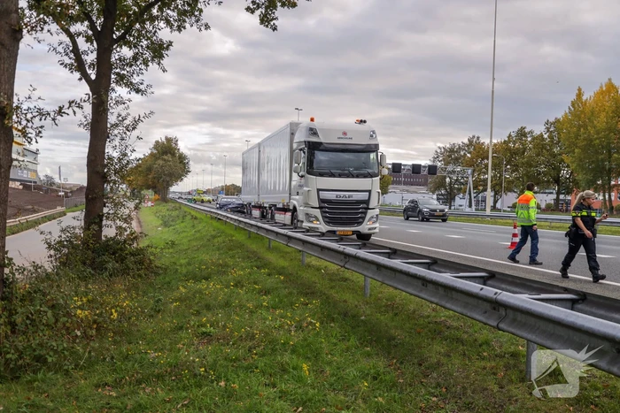 Auto botst op vrachtwagen