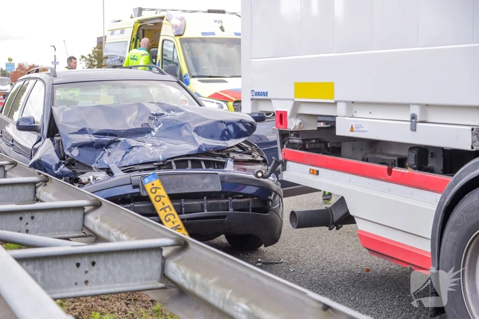 Auto botst op vrachtwagen