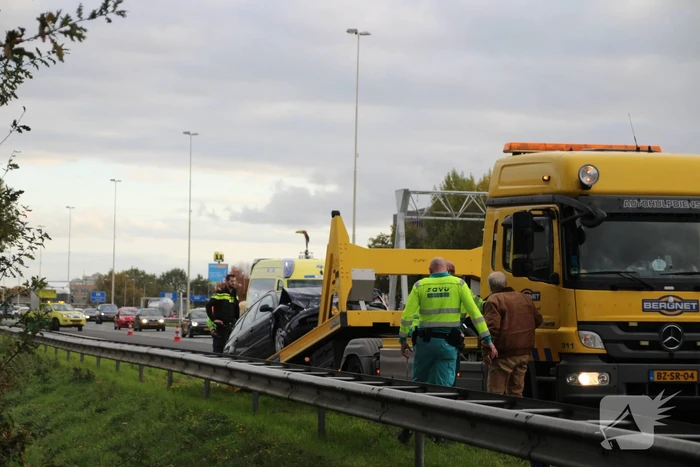 Auto botst op vrachtwagen