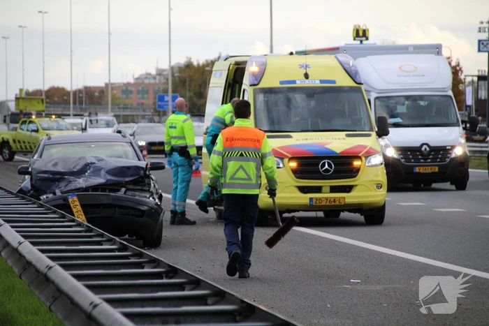 Auto botst op vrachtwagen
