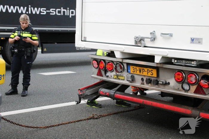 Auto botst op vrachtwagen