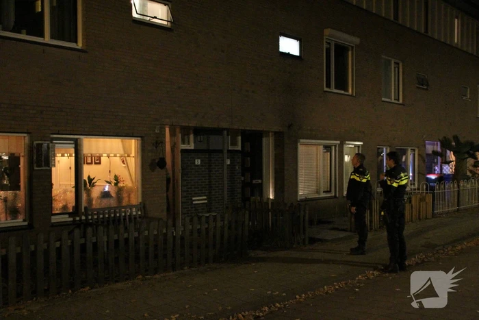 Brandweer verricht metingen na vreemde geur in woning