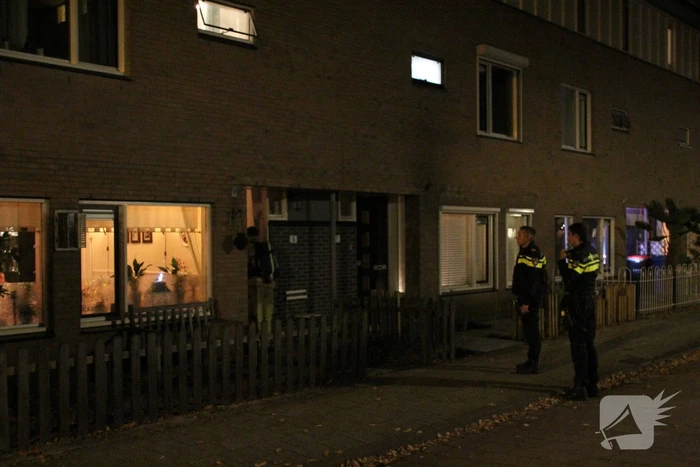 Brandweer verricht metingen na vreemde geur in woning