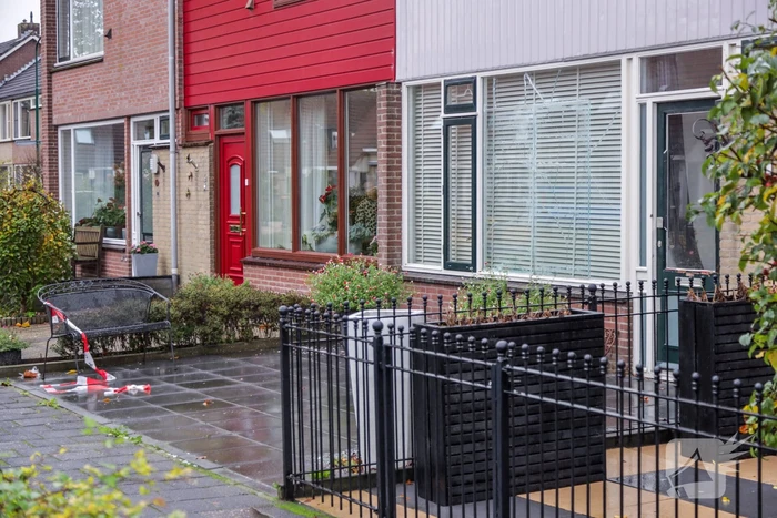 Explosie in voortuin woning door zwaar vuurwerk, twee mannen aangehouden