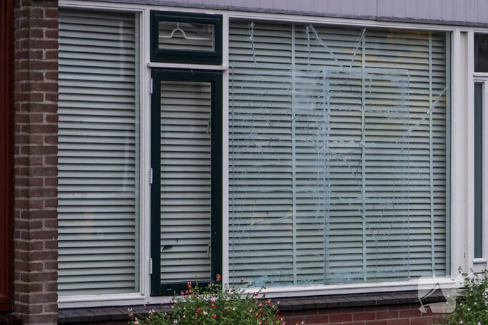 Explosie in voortuin woning door zwaar vuurwerk, twee mannen aangehouden