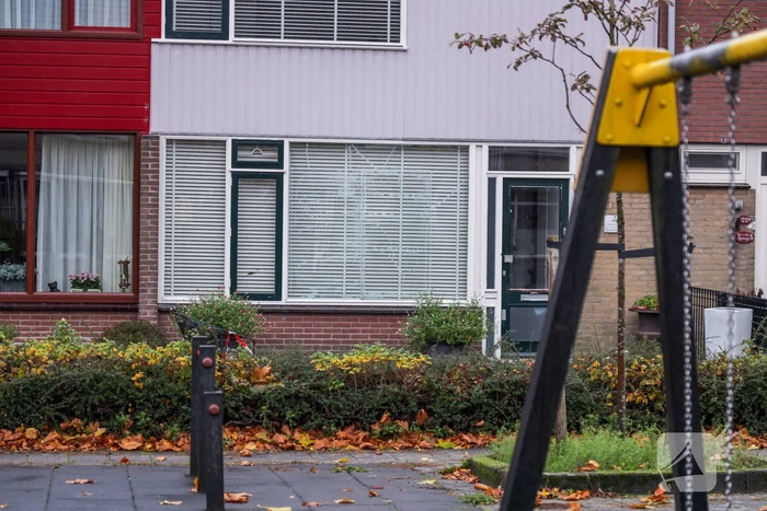 Explosie in voortuin woning door zwaar vuurwerk, twee mannen aangehouden