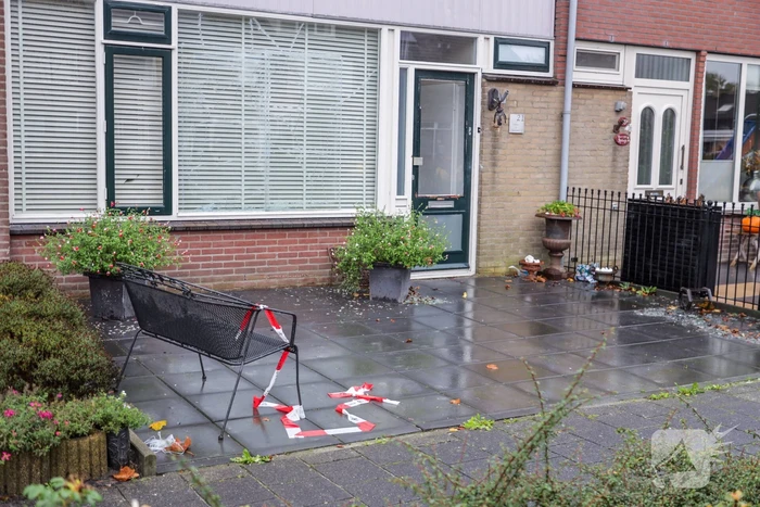 Explosie in voortuin woning door zwaar vuurwerk, twee mannen aangehouden
