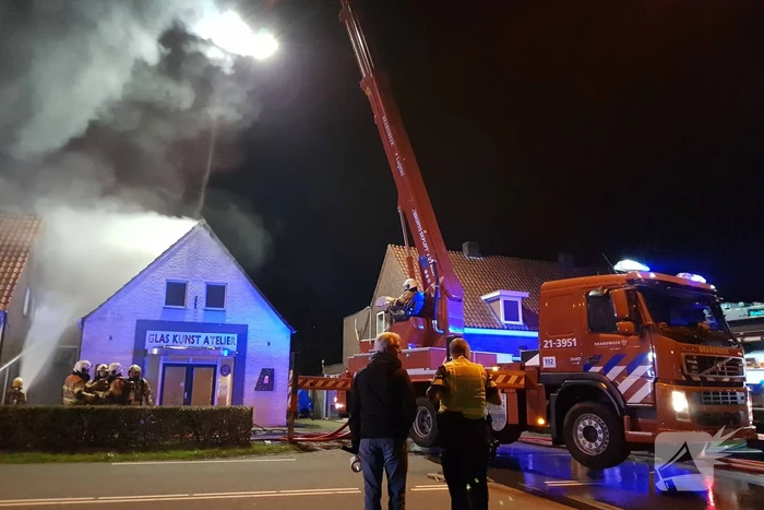 Twee woningen ontruimd na uitslaande brand in atelier