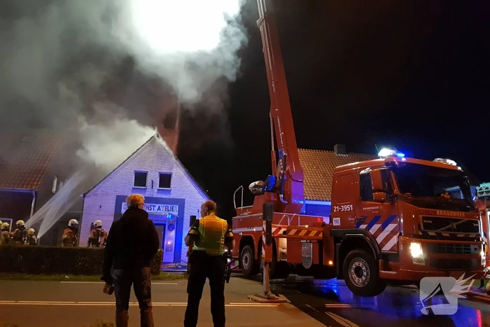 Twee woningen ontruimd na uitslaande brand in atelier