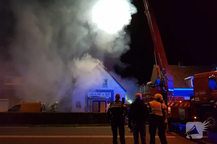 Twee woningen ontruimd na uitslaande brand in atelier
