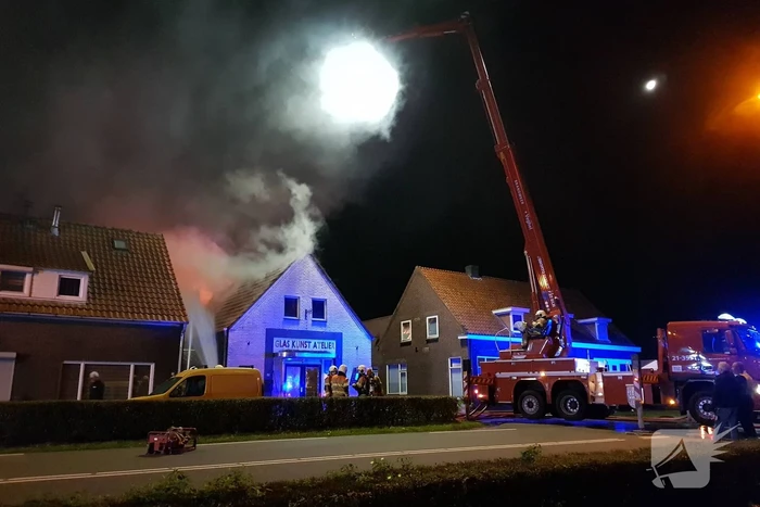 Twee woningen ontruimd na uitslaande brand in atelier