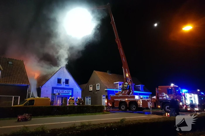 Twee woningen ontruimd na uitslaande brand in atelier