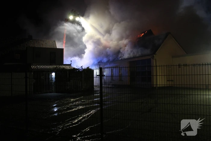 Twee woningen ontruimd na uitslaande brand in atelier