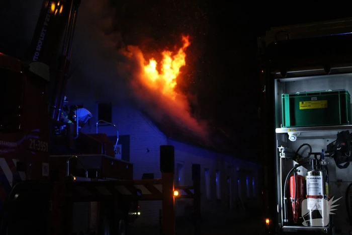 Twee woningen ontruimd na uitslaande brand in atelier