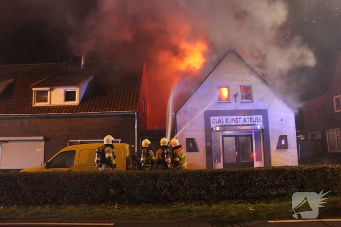 Twee woningen ontruimd na uitslaande brand in atelier