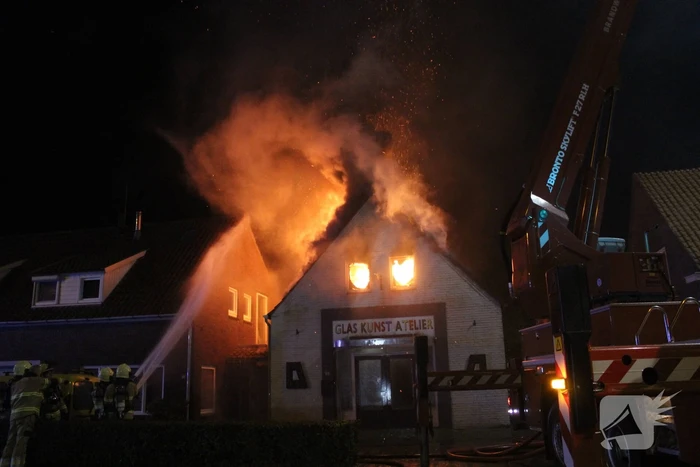Twee woningen ontruimd na uitslaande brand in atelier