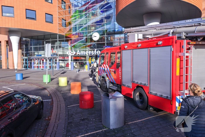 Brandweer verricht metingen na vreemde lucht in kantoorpand