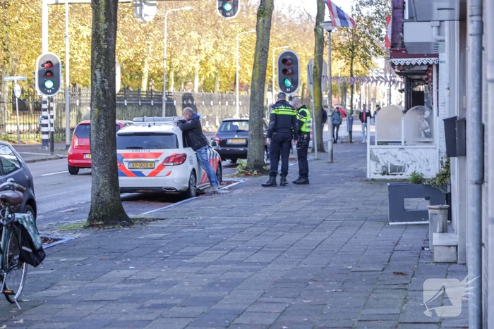 Auto en fietser komen met elkaar in botsing