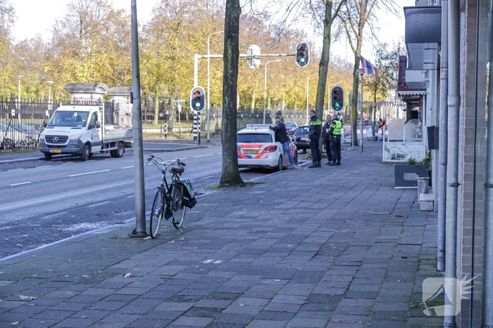 Auto en fietser komen met elkaar in botsing