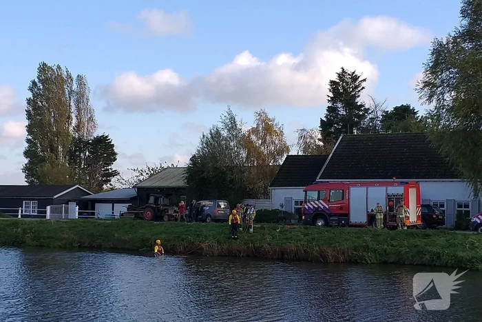 Bestuurder belandt met auto te water na uitwijkmanoeuvre