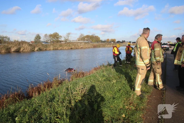 Bestuurder belandt met auto te water na uitwijkmanoeuvre