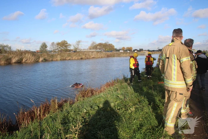 Bestuurder belandt met auto te water na uitwijkmanoeuvre
