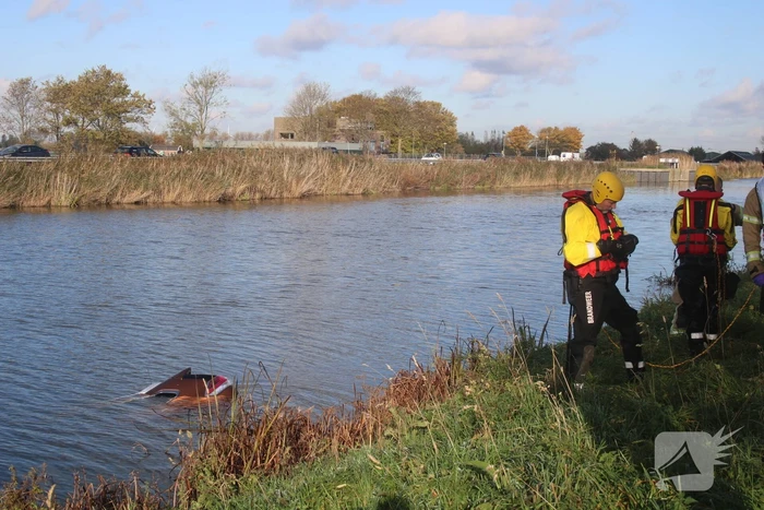 Bestuurder belandt met auto te water na uitwijkmanoeuvre