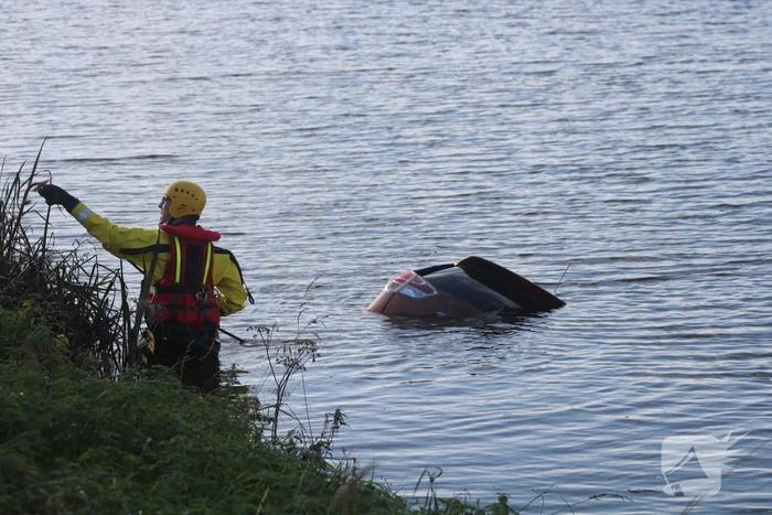 Bestuurder belandt met auto te water na uitwijkmanoeuvre