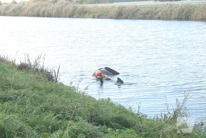 Bestuurder belandt met auto te water na uitwijkmanoeuvre