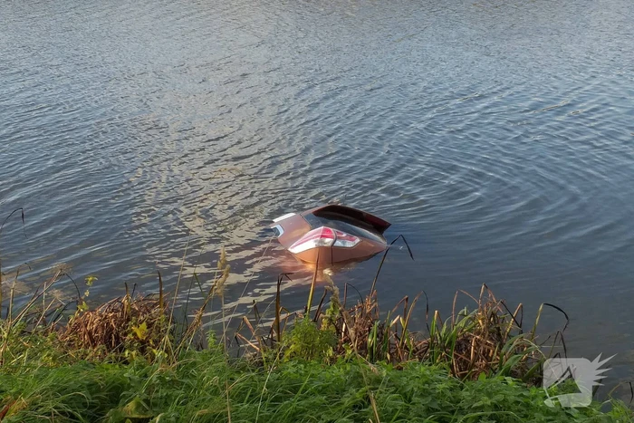 Bestuurder belandt met auto te water na uitwijkmanoeuvre