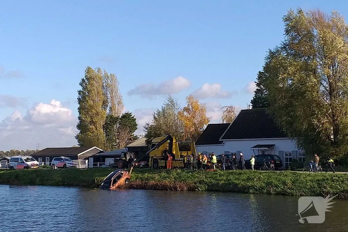 Bestuurder belandt met auto te water na uitwijkmanoeuvre