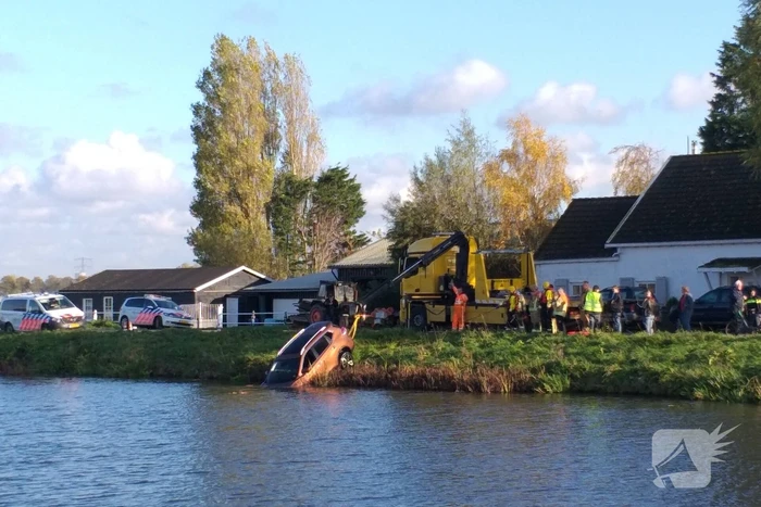 Bestuurder belandt met auto te water na uitwijkmanoeuvre