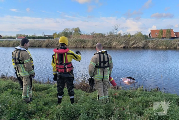 Bestuurder belandt met auto te water na uitwijkmanoeuvre