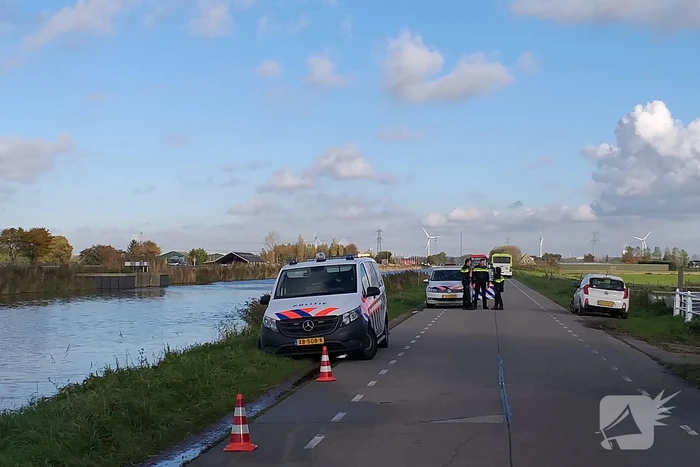Bestuurder belandt met auto te water na uitwijkmanoeuvre
