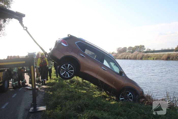 Bestuurder belandt met auto te water na uitwijkmanoeuvre