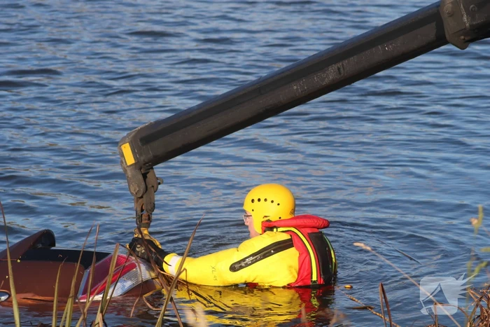 Bestuurder belandt met auto te water na uitwijkmanoeuvre