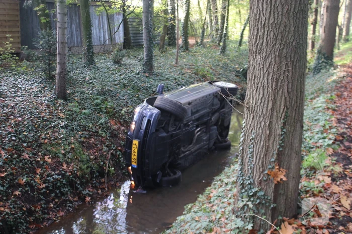 Auto rijdt sloot in