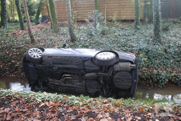 Auto rijdt sloot in