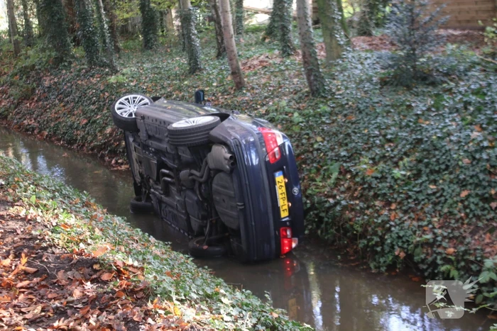 Auto rijdt sloot in