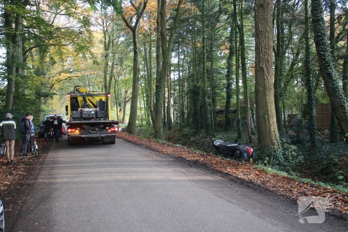 Auto rijdt sloot in