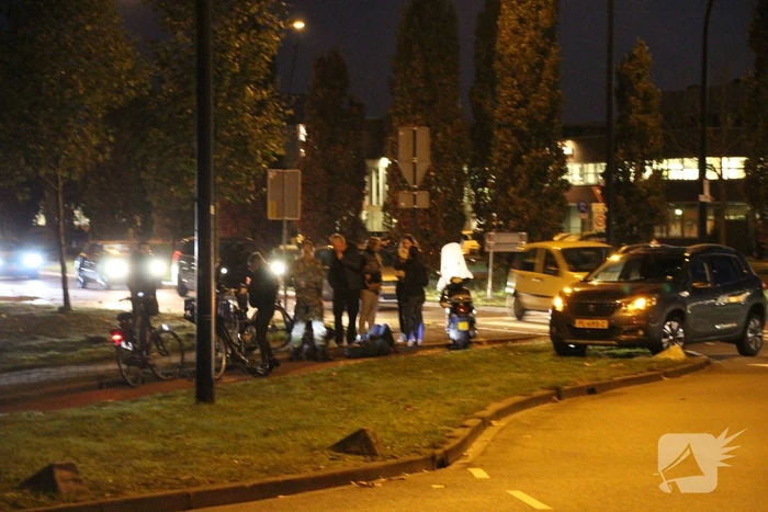 Scooter en fietser botsen op rotonde in Vathorst