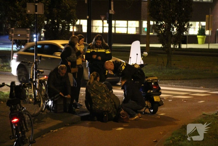 Scooter en fietser botsen op rotonde in Vathorst