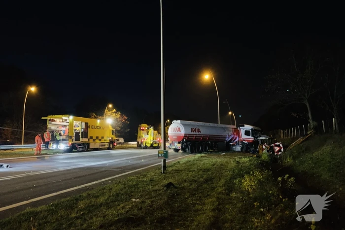Tankwagen knalt op maaivoertuig, drie personen gewond