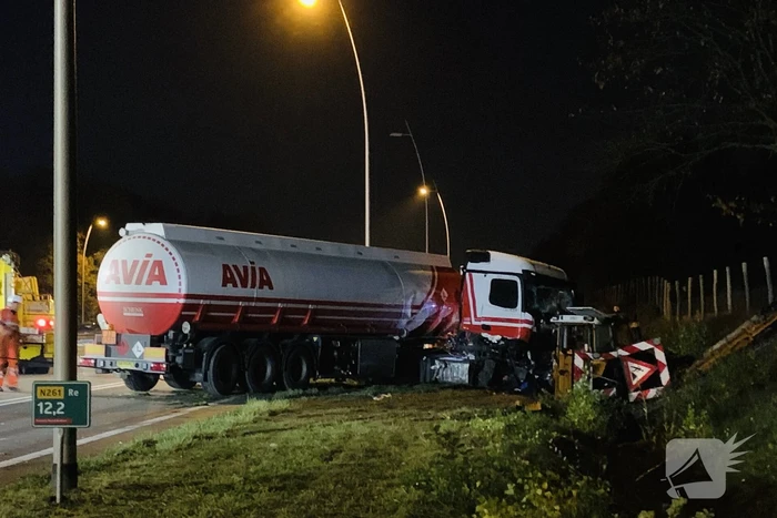 Tankwagen knalt op maaivoertuig, drie personen gewond