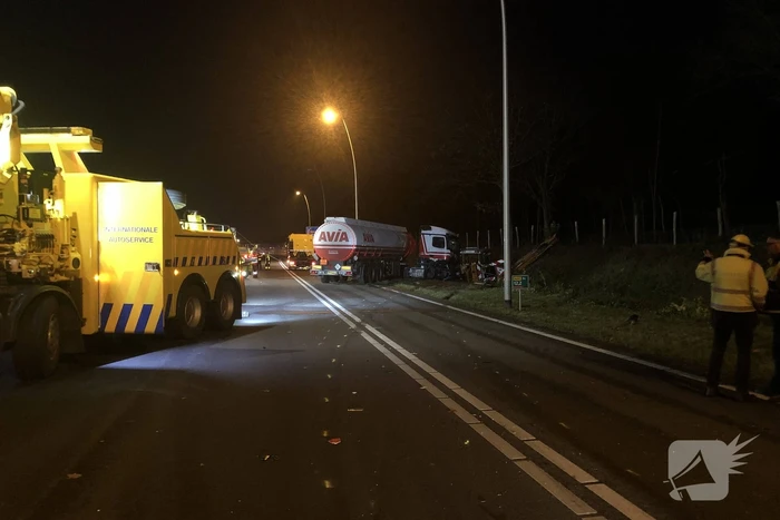 Tankwagen knalt op maaivoertuig, drie personen gewond