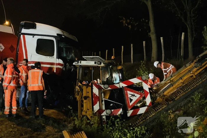 Tankwagen knalt op maaivoertuig, drie personen gewond