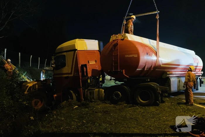 Tankwagen knalt op maaivoertuig, drie personen gewond