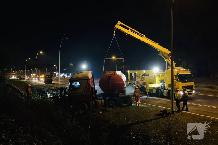 Tankwagen knalt op maaivoertuig, drie personen gewond