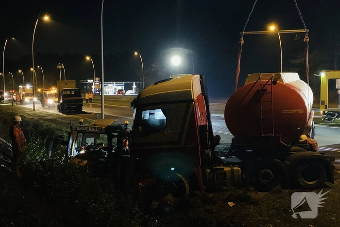 Tankwagen knalt op maaivoertuig, drie personen gewond